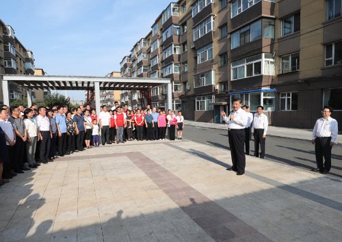 7月22日至24日，中共中央總書記、國家主席、中央軍委主席習近平在吉林省考察。這是7月23日下午，習近平在長春市寬城區(qū)團山街道長山花園社區(qū)廣場，同居民們親切交流。新華社記者　王曄　攝