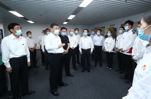7月22日至24日，中共中央總書記、國家主席、中央軍委主席習近平在吉林省考察。這是7月23日下午，習近平在長春一汽集團研發(fā)總院整車硬件測試實驗室，同剛畢業(yè)的大學生親切交流。新華社記者　鞠鵬　攝