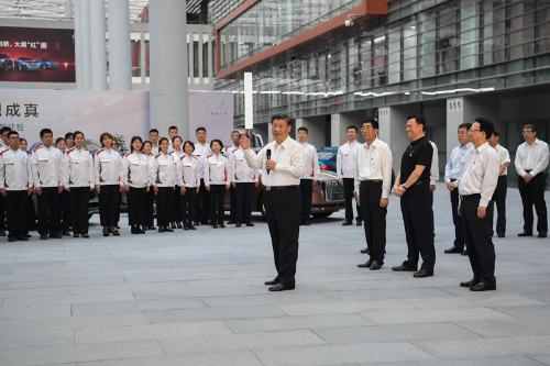 7月22日至24日，中共中央總書記、國家主席、中央軍委主席習近平在吉林省考察。這是7月23日下午，習近平在長春市一汽集團研發(fā)總院，同職工代表親切交流。新華社記者　燕雁　攝