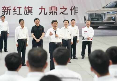 7月22日至24日，中共中央總書記、國家主席、中央軍委主席習近平在吉林省考察。這是7月23日下午，習近平在長春市一汽集團研發(fā)總院，同職工代表親切交流。新華社記者　王曄　攝